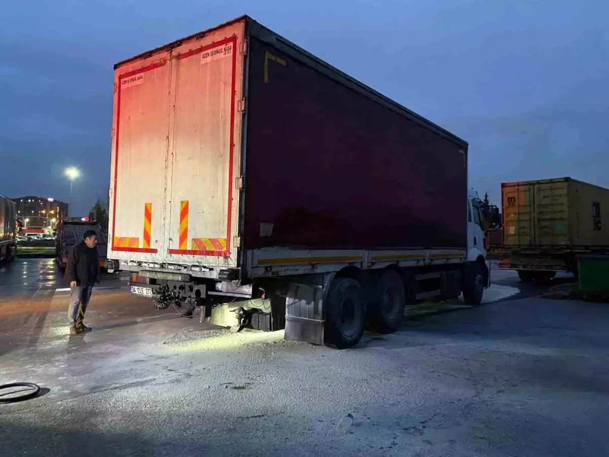 Kocaeli'de Seyir Halindeki Kumaş Yüklü Kamyonda Yangın Çıktı