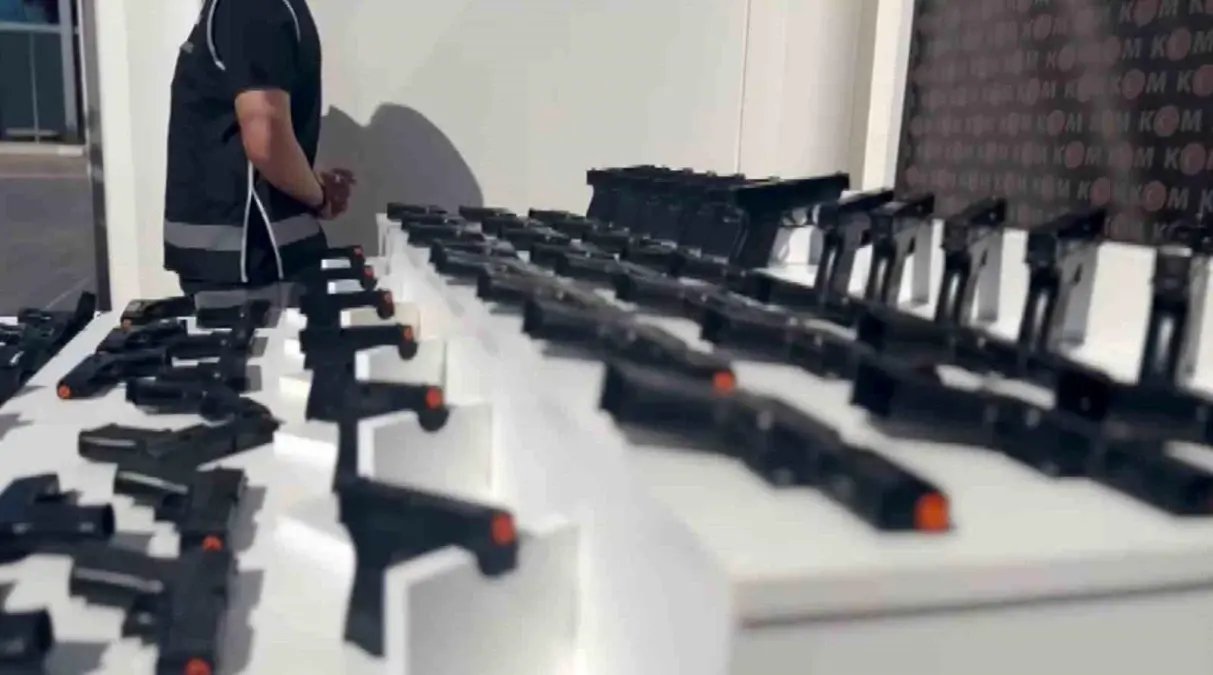 Kocaeli'de Silah Kaçakçılığı Operasyonu: 101 Ruhsatsız Tabanca Ele Geçirildi