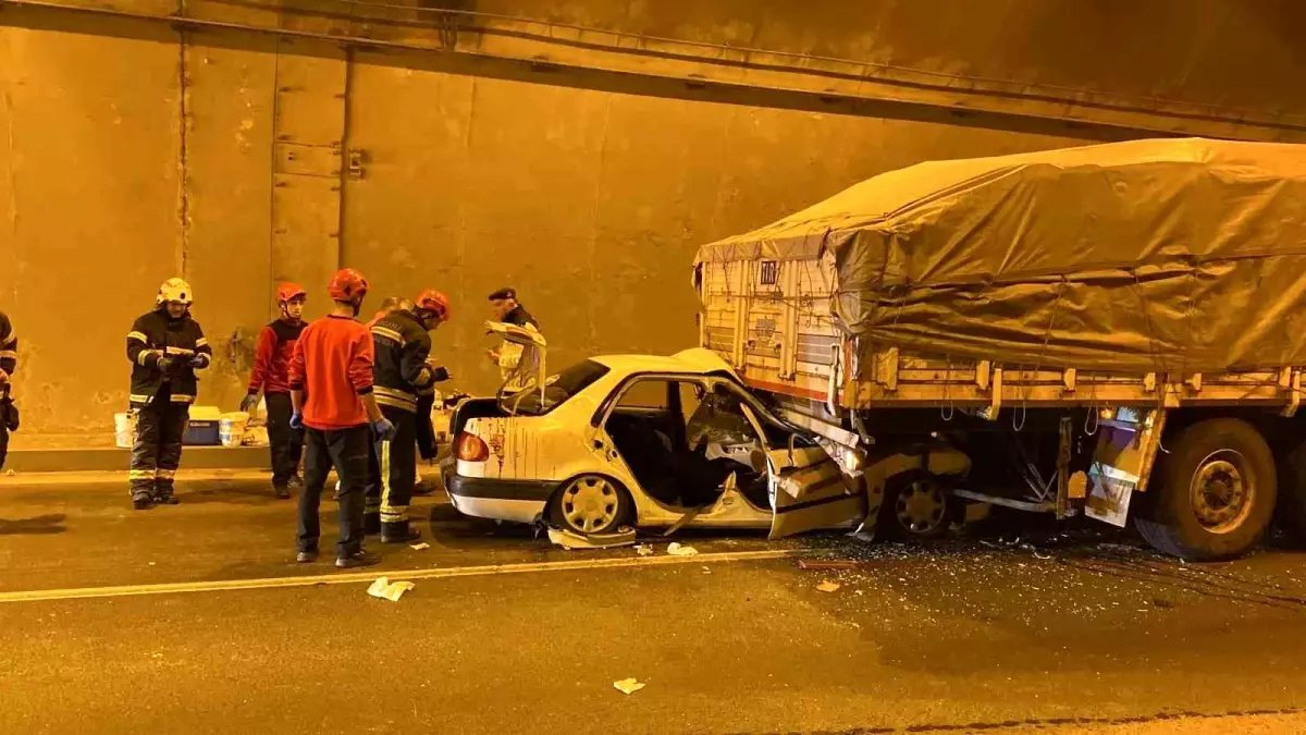 Kocaeli'de TEM Otoyolu'nda Korkunç Kaza: 2 Yaralı