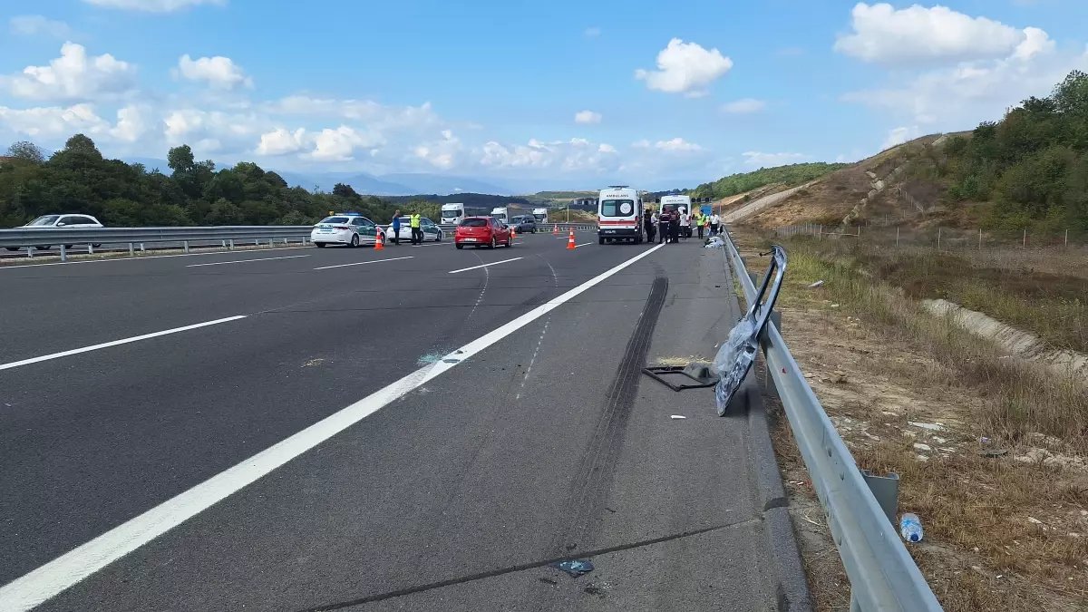 Kocaeli'de TIR'ın Çarptığı Araçtan Düşen Kadın Yaralandı