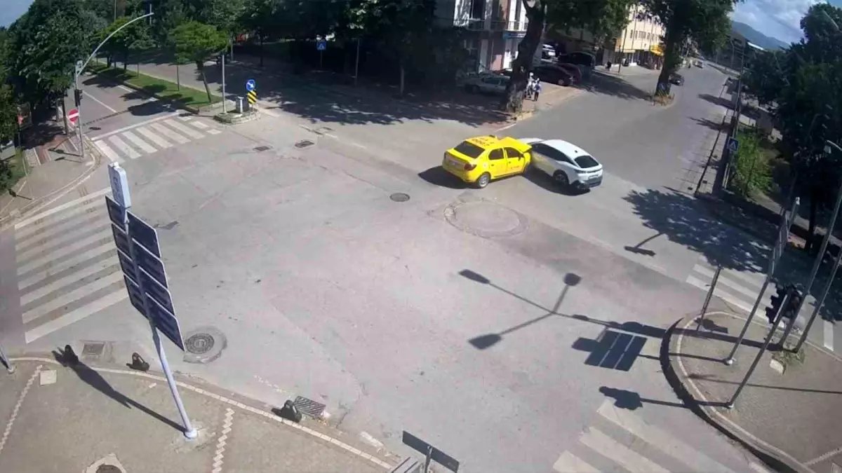 Kocaeli'de Trafik Kazaları KGYS Kameralarına Yansıdı