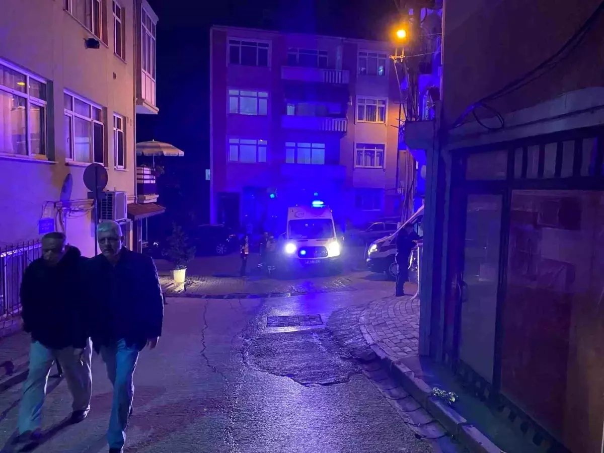 Kocaeli'nde Çatı Katında Yangın: İki Kişi Hastaneye Kaldırıldı