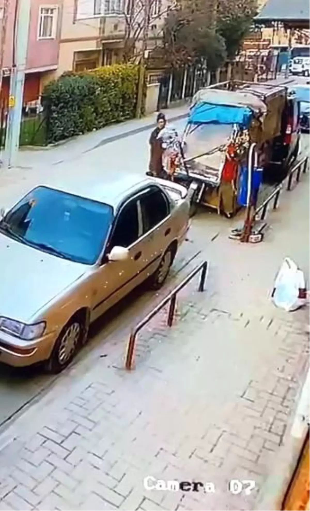 Kocaeli'nde Hırsızlık Olayı: Bebekli Kadın Kağıt Toplama Aracını Soydu