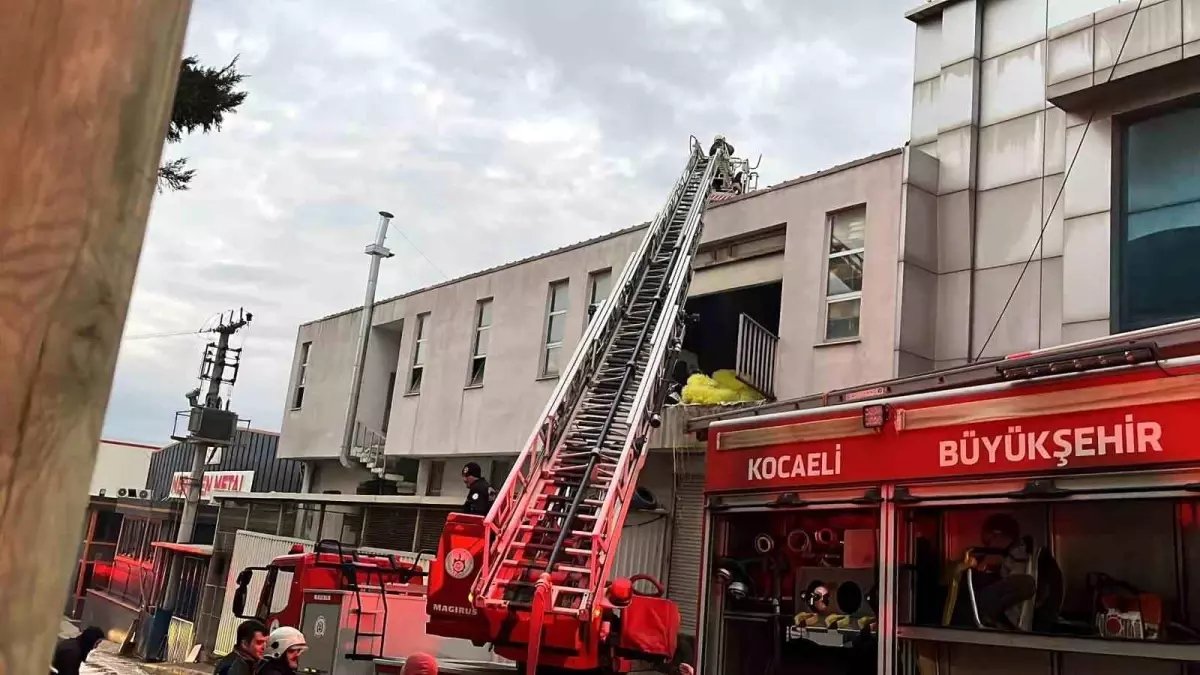 Kocaeli'nde Plastik İmalathanesinde Yangın Çıktı