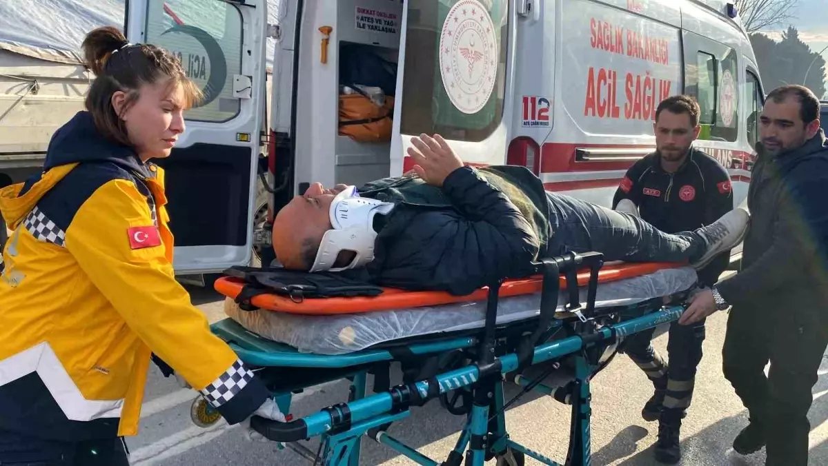 Kocaeli'nde Trafik Kazası: 3 Yaralı