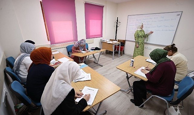 Konak'ta okuma yazma sevgisinin yaşı yok