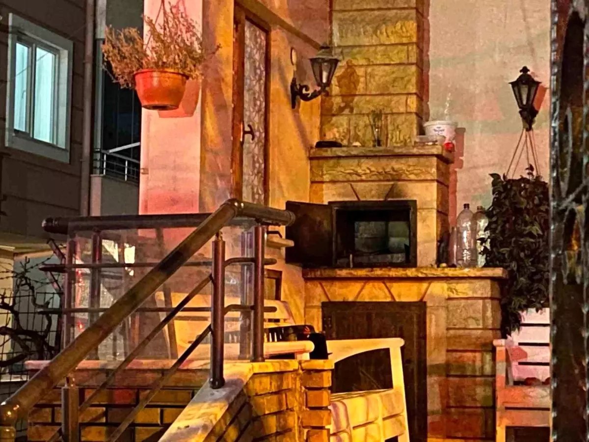 Körfez'de Balkonda Yakılan Mangal Çatı Yangınına Neden Oldu