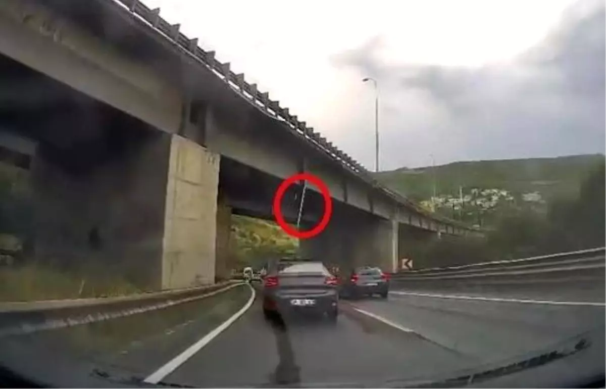 Körfez'de Viyadükten Kopan Beton Parçası Araçların Arasına Düştü