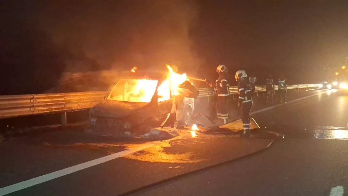 Kuzey Marmara Otoyolu'nda Hafif Ticari Araç Alev Alev Yandı