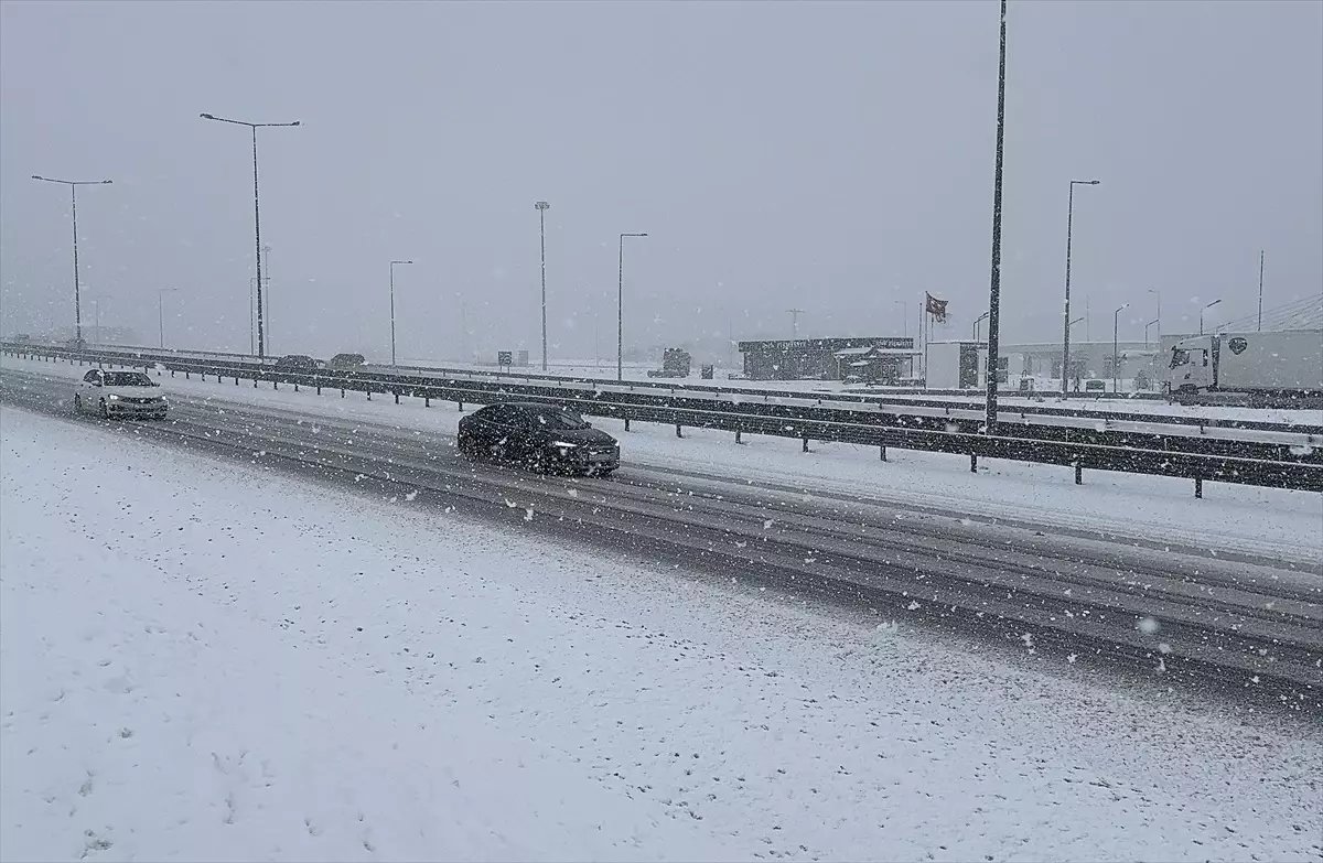 Kuzey Marmara Otoyolu'nda Kar Yağışı Etkili Oluyor