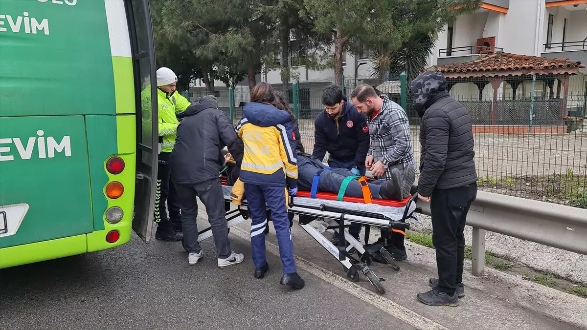Özel Halk Otobüsü Sürücüsü Fenalaştı, Yolcu Müdahale Etti