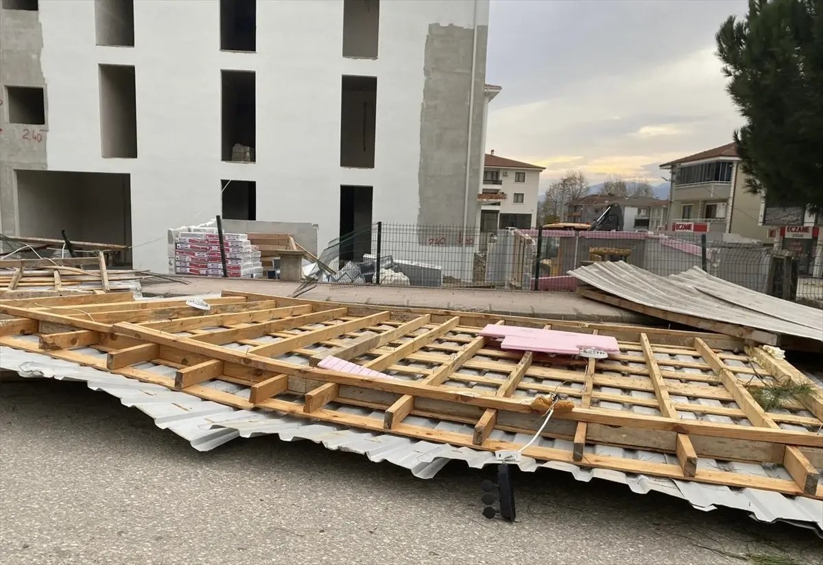 Sakarya ve Kocaeli'de Fırtına Yaşamı Olumsuz Etkiledi