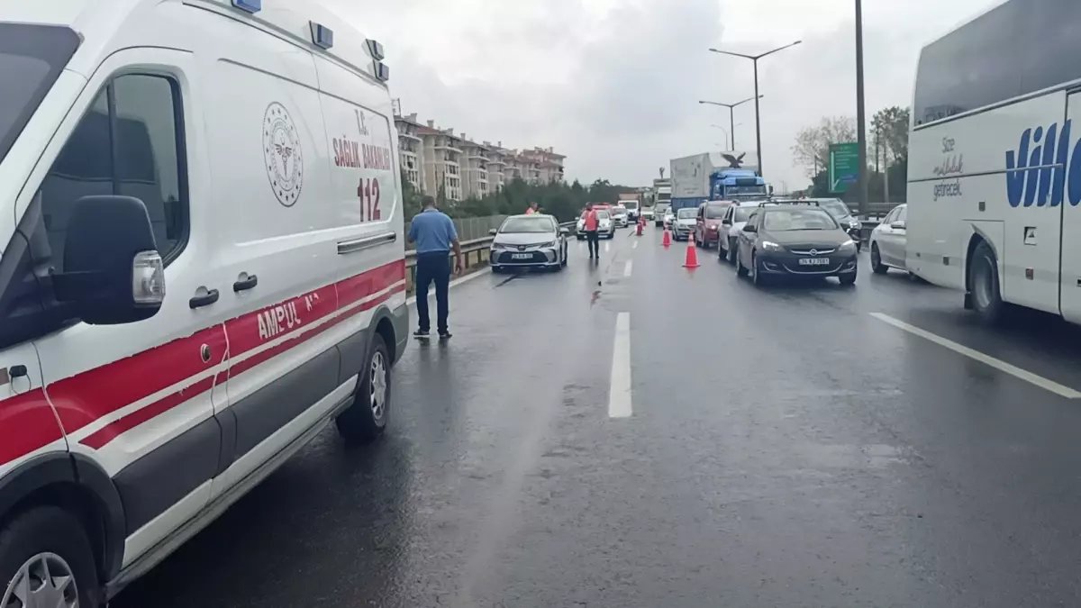 TEM Otoyolu'nda 4 Otomobilin Karıştığı Kazada 7 Kişi Yaralandı
