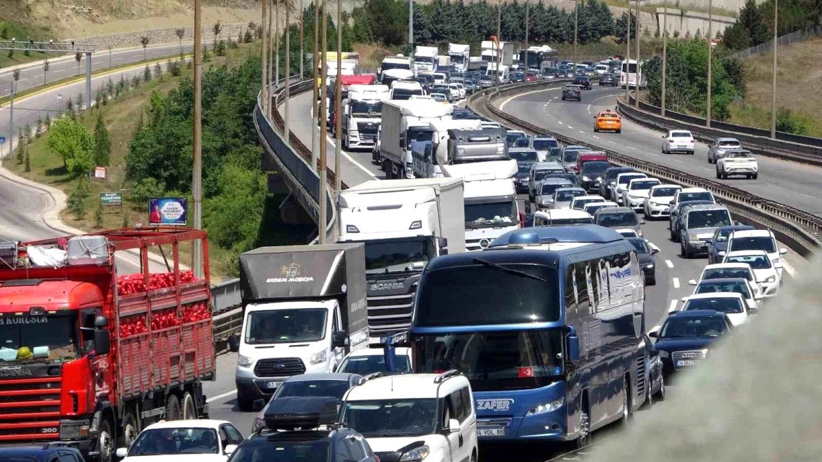 TEM Otoyolu'nda maddi hasarlı kazalar nedeniyle araç kuyruğu oluştu