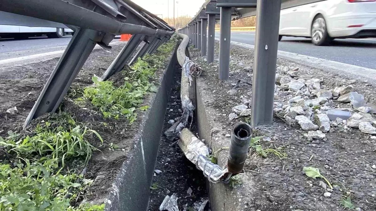 TEM Otoyolu'nda Tanker Kazası: Aydınlatma Direği Otomobilin Üzerine Devrildi