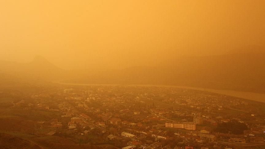 Afrika'dan Gelen Çöl Tozu Türkiye'yi Sarıyor: Kocaeli'de Sağanak ve Çamur Tehlikesi