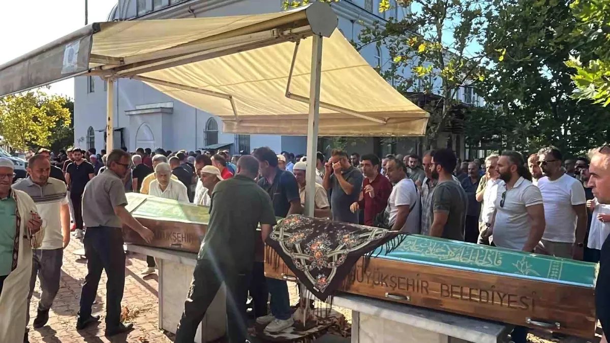 Trabzon'da bıçaklanarak öldürülen çift Kocaeli'de toprağa verildi