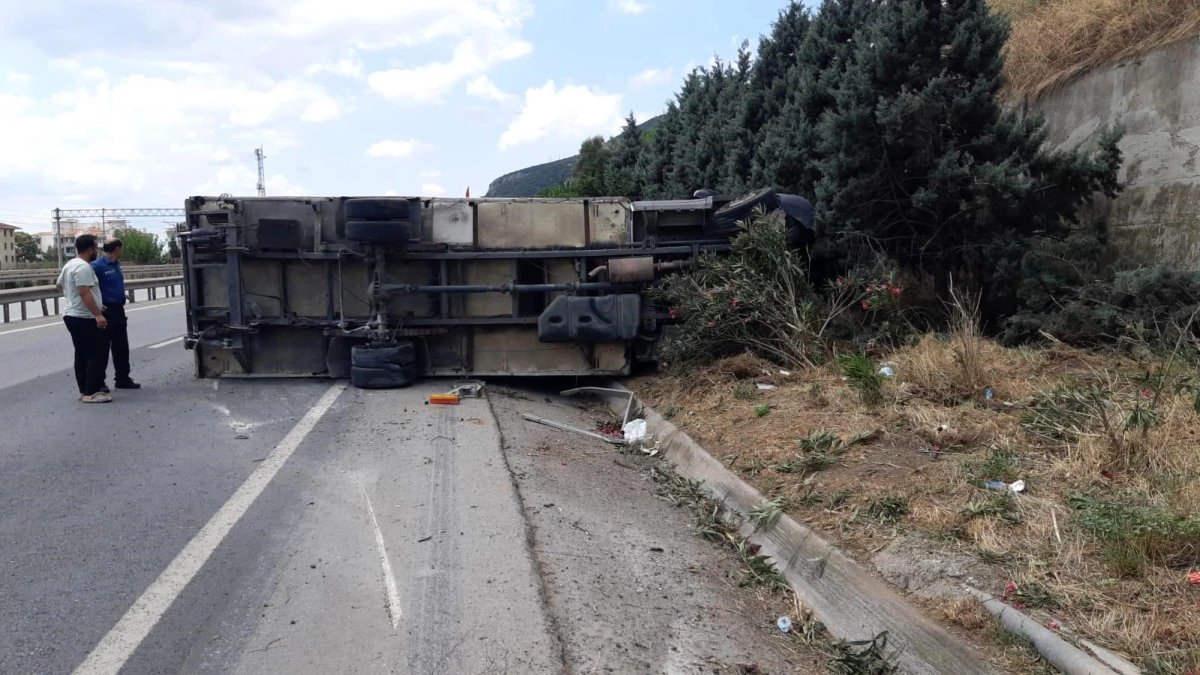  Kamyon Sürücüsünün Uyuması Sonucu Kaza: Yol Kenarındaki Ağaçlara Çarptı