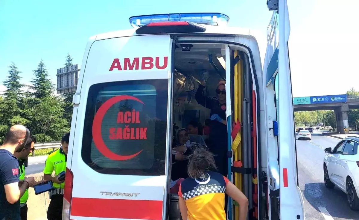  İzmit’te Yenidoğan Ambulansına Arkadan Çarpma Kazası: 1 Yaralı