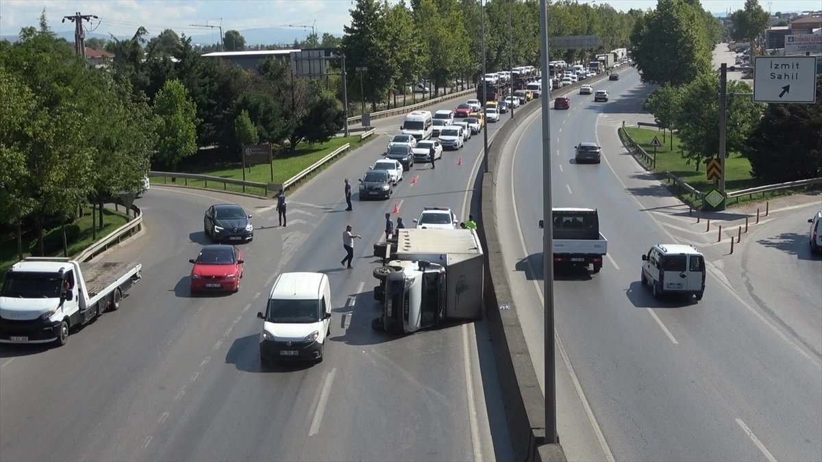  Kocaeli’de Kamyonet Devrildi, Ulaşım Aksadı