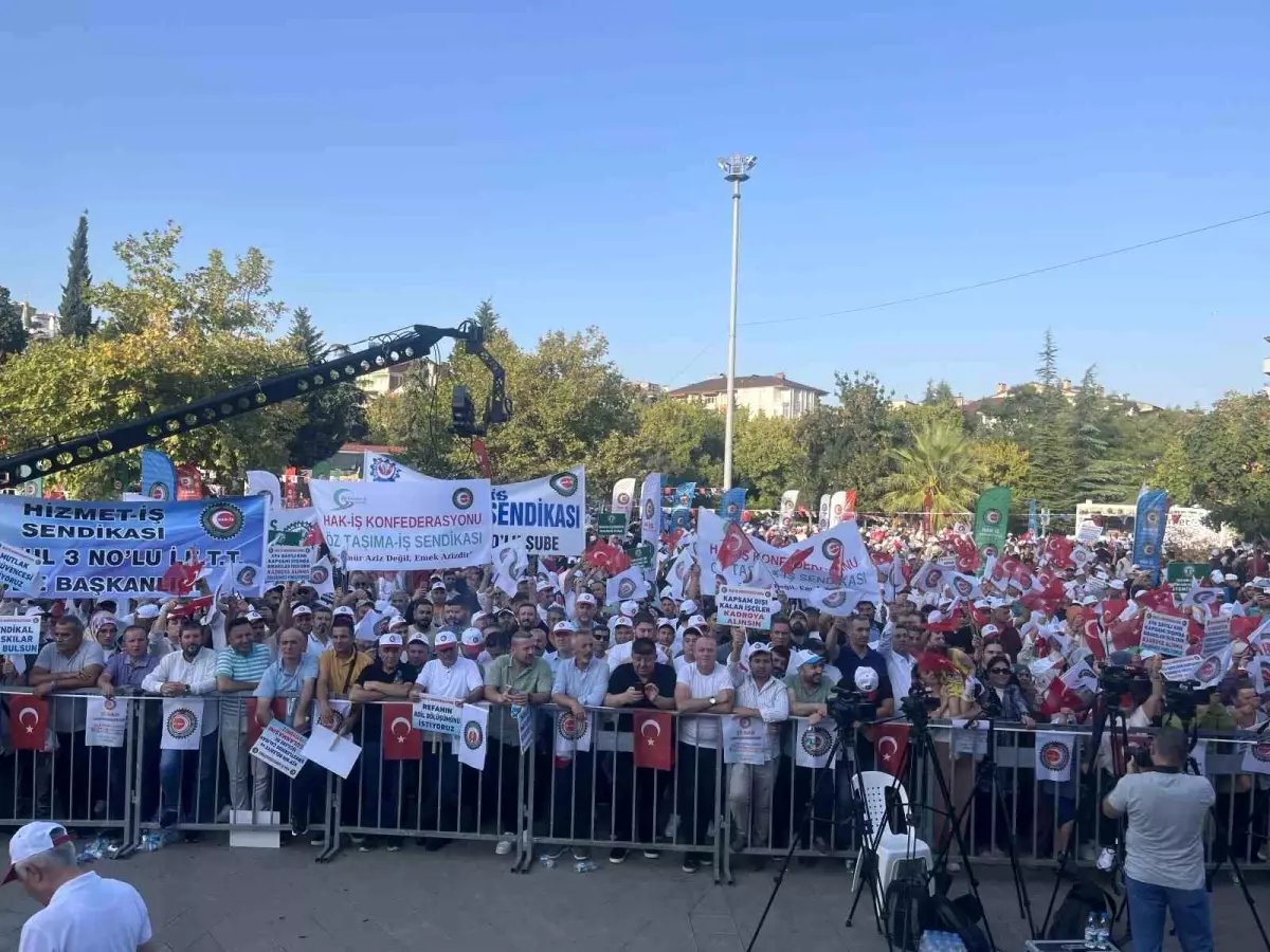 Hak-İş Konfederasyonu Kocaeli’de Miting Düzenledi: Vergide Adalet ve Sendikal Haklar Talep Edildi