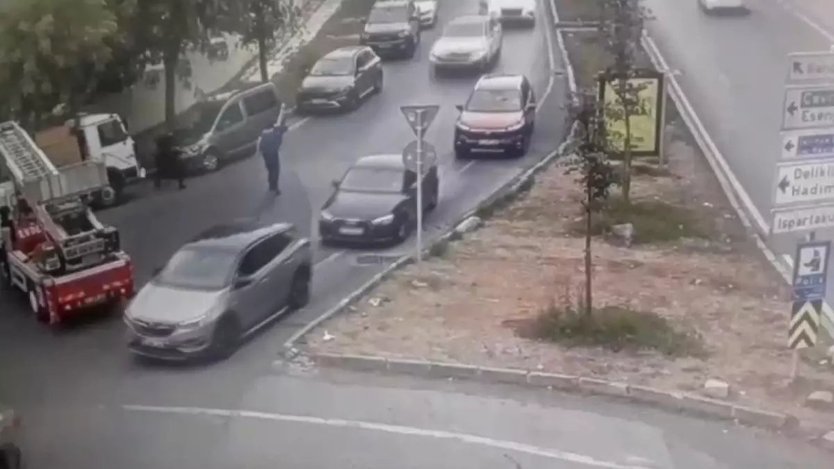 Kocaeli’de polis aracına çarparak kaçan şüpheliler Başakşehir’de yakalandı