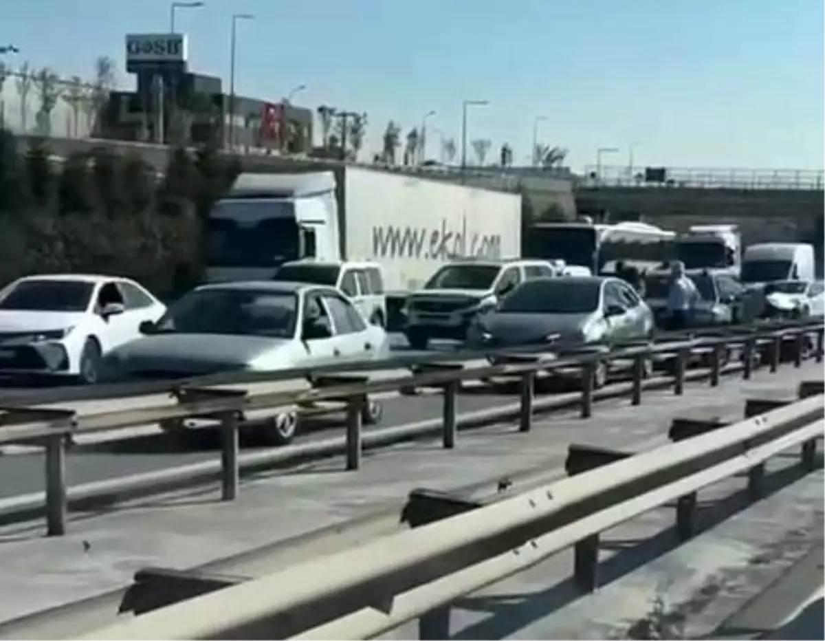  Kocaeli’de Zincirleme Trafik Kazası: 4 Yaralı