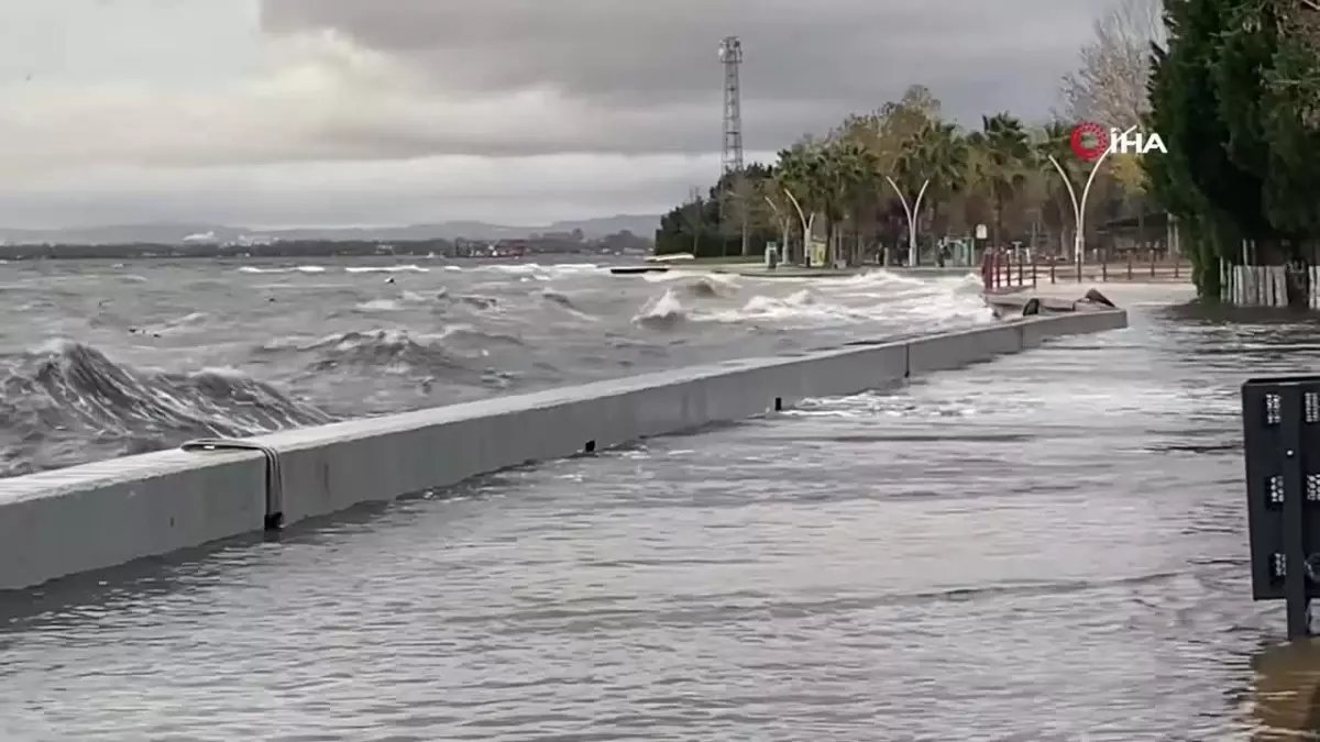  Kocaeli’de Şiddetli Lodos Deniz Taşırdı, İki Tekne Battı