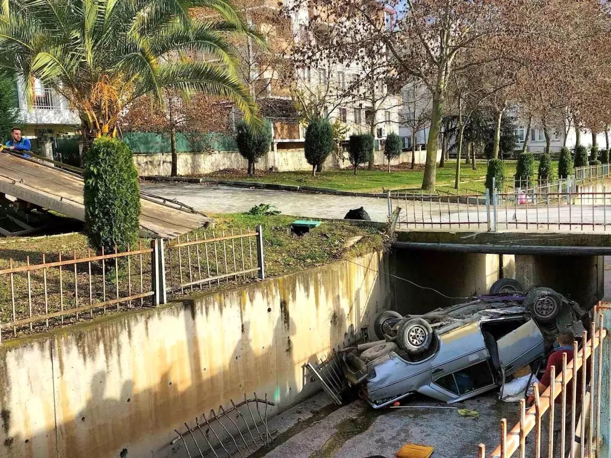  Gebze’de Direksiyon Hakimiyetini Kaybeden Sürücü Dereye Uçtu